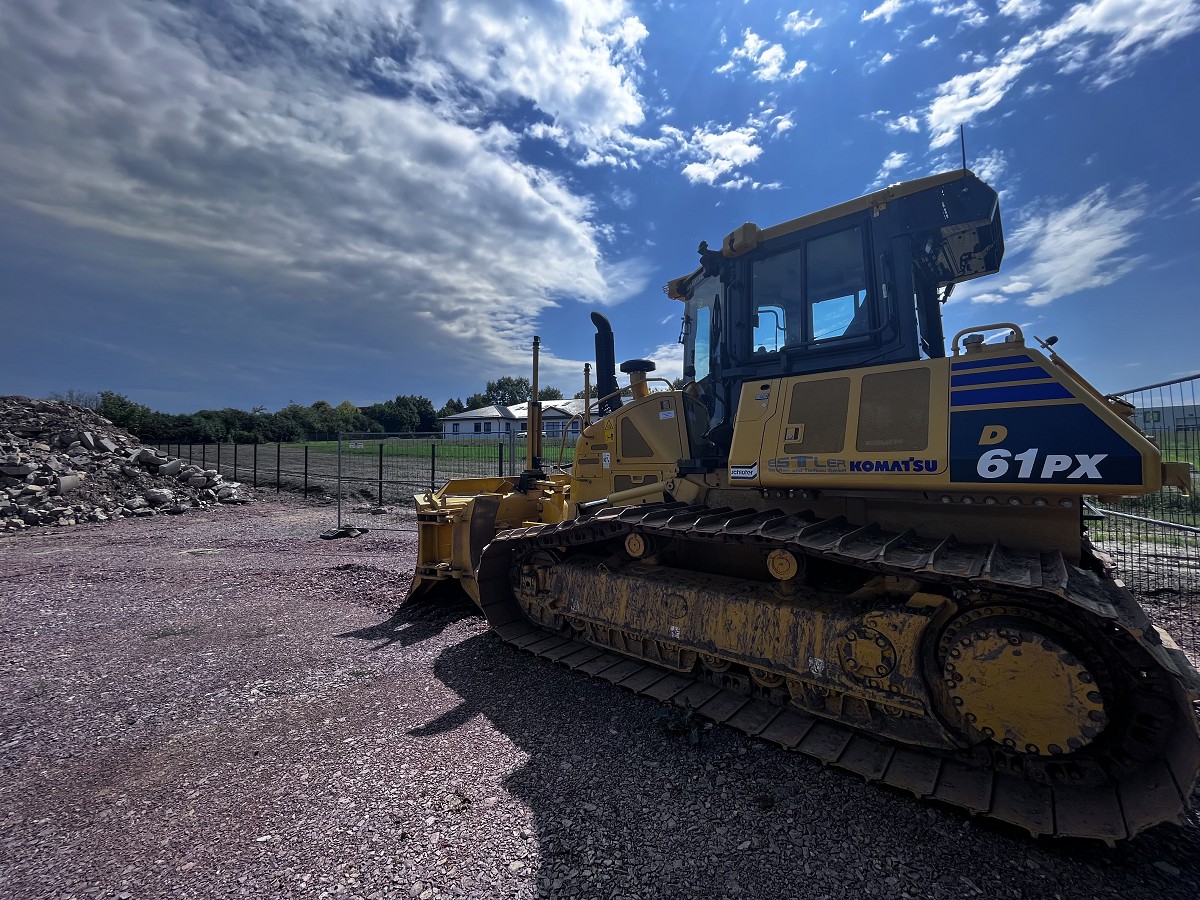 Planierraupe D61PXi-24 mit einer 3D-Maschinensteuerung und globalem Navigationssatellitensystem. 